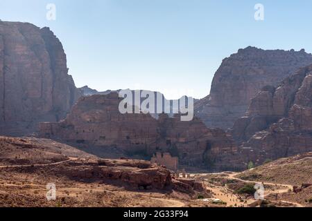 Les montagnes de Jabal Al-Madbah avec les ruines de l'ancienne ville de pétra à pied, Petra, Jordanie Banque D'Images