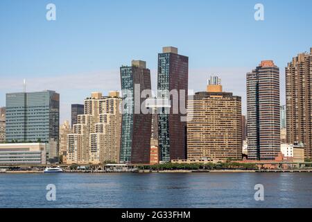 Long Island City, NY - Etats-Unis - 13 juin 2021 : vue sur le paysage du côté est de Manhattan. Avec les bâtiments en cuivre américain. Banque D'Images