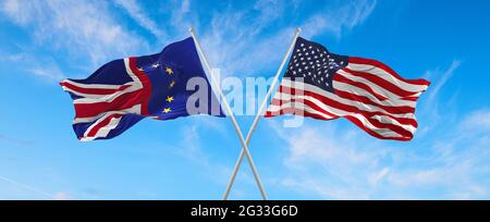 Drapeaux des Etats-Unis, Union Jack, Union européenne agitant dans le vent sur des mâts de drapeaux contre le ciel avec des nuages le jour ensoleillé. Symbolisant la relation, le dialogue soit Banque D'Images