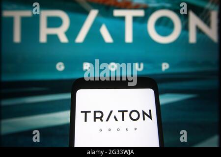 Ukraine. 13 juin 2021. Dans cette illustration, un logo Traton (Groupe de Traton) apparaît sur un smartphone et un écran de pc. Credit: Pavlo Gonchar/SOPA Images/ZUMA Wire/Alay Live News Banque D'Images