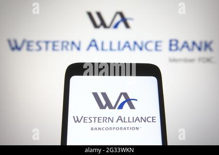 Ukraine. 13 juin 2021. Dans cette illustration, un logo Western Alliance Bancorporation est visible sur un écran de smartphone avec un logo Western Alliance Bank en arrière-plan. Credit: Pavlo Gonchar/SOPA Images/ZUMA Wire/Alay Live News Banque D'Images