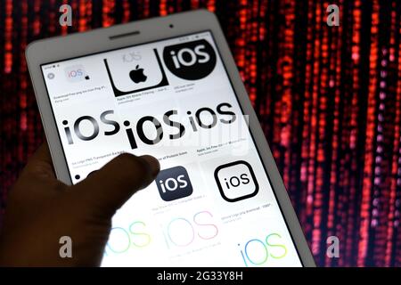 Inde. 13 juin 2021. Dans cette illustration, les logos Apple IOS affichés sur un téléphone Android. Crédit : Avishek Das/SOPA Images/ZUMA Wire/Alay Live News Banque D'Images