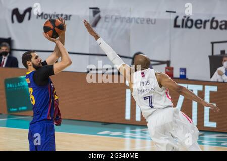 Madrid, Espagne. 13 juin 2021. Nikola Mirotic (à gauche) lors de la victoire du FC Barccelona sur le Real Madrid (75 - 89) dans la série de finales de Liga Endesa (jeu 1) célébrée à Madrid, Espagne au Centre Wizink le 13 juin 2021. (Photo de Juan Carlos García Mate/Pacific Press/Sipa USA) crédit: SIPA USA/Alay Live News Banque D'Images