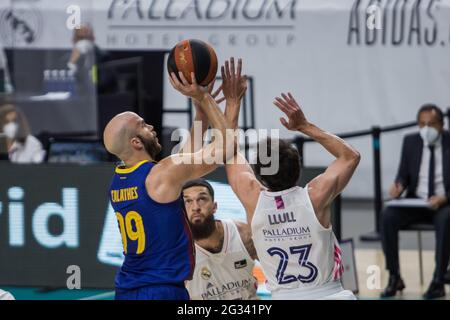 Madrid, Espagne. 13 juin 2021. Nick Calathes (à gauche) lors de la victoire du FC Barccelona sur le Real Madrid (75 - 89) dans la série de finales Liga Endesa (partie 1) célébrée à Madrid, Espagne au Centre Wizink le 13 juin 2021. (Photo de Juan Carlos García Mate/Pacific Press/Sipa USA) crédit: SIPA USA/Alay Live News Banque D'Images