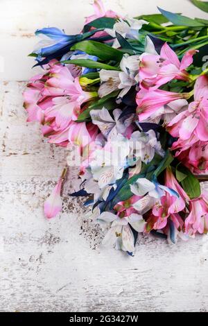 Vue de dessus de beau bouquet de fleurs sur fond blanc. Banque D'Images