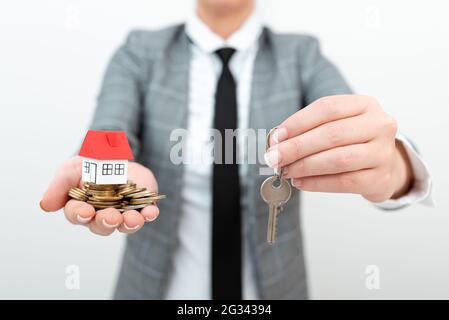 Agent immobilier vendant de nouveaux biens, architecte donnant des pourboires à la construction de maisons, frais de développement de logements, donner la propriété de terrains, changer d'adresse Banque D'Images