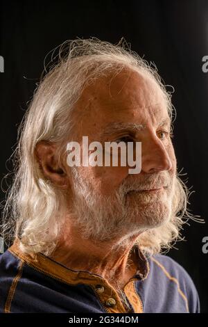 Issaquah, Washington, États-Unis. Portrait d'un homme de 66 ans avec de longs cheveux gris. Banque D'Images