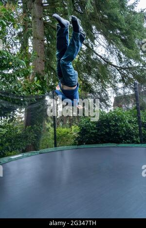 Lynwood, Washington, États-Unis. homme de 39 ans sautant sur son trampoline. (M.) Banque D'Images