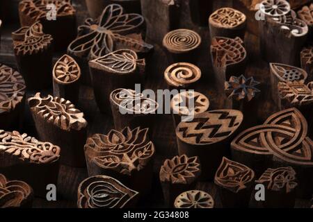 Motif en blocs de bois indien traditionnel mélangé pour une impression textile sur fond de bois rustique. Block Printing, Rajasthan India Block Printing, Wood Block Banque D'Images
