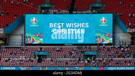 Londres, Grande-Bretagne. 13 juin 2021. Un message en faveur du milieu de terrain du Danemark, Christian Eriksen, hospitalisé après s'être effondré sur le terrain lors du match de football de l'UEFA EURO 2020 du groupe B entre le Danemark et la Finlande le 12 juin, Est en spectacle avant le match du Groupe D entre l'Angleterre et la Croatie au Championnat de l'UEFA Euro 2020 à Londres, en Grande-Bretagne, le 13 juin 2021. Credit: Han Yan/Xinhua/Alay Live News Banque D'Images