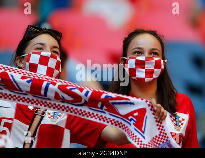 Londres, Grande-Bretagne. 13 juin 2021. Les supporters de la Croatie sont vus avant le match du Groupe D entre l'Angleterre et la Croatie au Championnat de l'UEFA Euro 2020 à Londres, en Grande-Bretagne, le 13 juin 2021. Credit: Han Yan/Xinhua/Alay Live News Banque D'Images