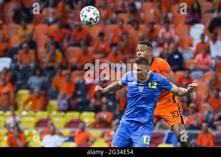 Amsterdam, pays-Bas. 13 juin 2021. Memphis Depay (R) des pays-Bas rivalise avec Illia Zabarnyi d'Ukraine lors du match de championnat de l'UEFA Euro 2020 du Groupe C à Amsterdam, aux pays-Bas, le 13 juin 2021. Credit: Zheng Huansong/Xinhua/Alay Live News Banque D'Images