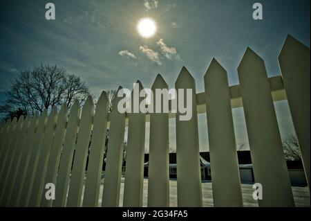 Clôture en bois blanc d'Oakville Club green lawn Banque D'Images