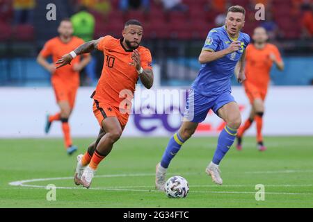Amsterdam, pays-Bas. 13 juin 2021. Memphis Depay (front L) des pays-Bas traverse le match de championnat de l'UEFA Euro 2020 du groupe C entre les pays-Bas et l'Ukraine à Amsterdam, pays-Bas, le 13 juin 2021. Credit: Zheng Huansong/Xinhua/Alay Live News Banque D'Images