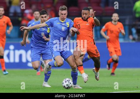 Amsterdam, pays-Bas. 13 juin 2021. Memphis Depay (front R) des pays-Bas vies avec Serhiy Sydorchuk d'Ukraine lors du match de championnat de l'UEFA Euro 2020 du Groupe C à Amsterdam, pays-Bas, le 13 juin 2021. Credit: Zheng Huansong/Xinhua/Alay Live News Banque D'Images