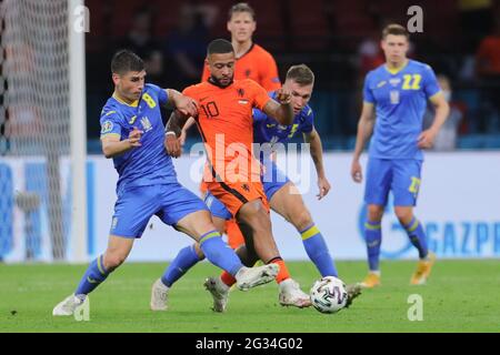 Amsterdam, pays-Bas. 13 juin 2021. Serhiy Sydorchuk (2e R) d'Ukraine et Ruslan Malinovskyi (L) d'Ukraine rivalise avec Memphis Depay (2e L) des pays-Bas lors du match de championnat de l'UEFA Euro 2020 du Groupe C entre les pays-Bas et l'Ukraine à Amsterdam, pays-Bas, le 13 juin 2021. Credit: Zheng Huansong/Xinhua/Alay Live News Banque D'Images