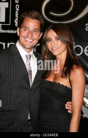 Bill Rancic et Giuliana DePandi assistent au 31e prix annuel des femmes américaines à la radio et à la télévision, Gracie Allen, à l'hôtel Marriott Marquis de New York, le 19 juin 2006. Crédit photo : Henry McGee/MediaPunch Banque D'Images