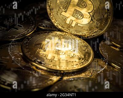 Arrière-plan de la technologie Bitcoin. Gros plan sur le concept d'investissement en bitcoin doré brillant et en crypto-monnaie. Contexte financier de la future monnaie numérique. Banque D'Images