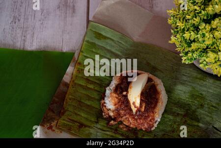 Une portion de Nasi Lemak, riz cuit avec du lait de coco, un plat local populaire en Malaisie. Points de mise au point sélective. Arrière-plan flou Banque D'Images