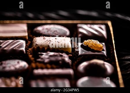 Chocolats suisses en boîte cadeau, pralines de luxe en chocolat noir et chocolat au lait biologique en chocolat en Suisse, desserts sucrées comme Banque D'Images