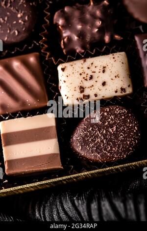 Chocolats suisses en boîte cadeau, pralines de luxe en chocolat noir et chocolat au lait biologique en chocolat en Suisse, desserts sucrées comme Banque D'Images