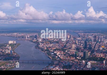 Vue aérienne du confluent de la rivière du Mékong, le fleuve Tonle Bassac et de la rivière Tonle Sap, Phnom Penh, Cambodge. crédit : Kraig Lieb Banque D'Images