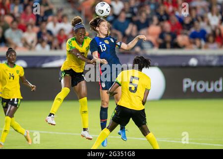 Houston, Texas, États-Unis. 13 juin 2021. Aux États-Unis, Alex Morgan (13) dirige le ballon lors d'un match international de football entre la Jamaïque et les États-Unis au stade BBVA de Houston, au Texas. Les Etats-Unis ont remporté le match 4 à 0.Trask Smith/CSM/Alay Live News Banque D'Images