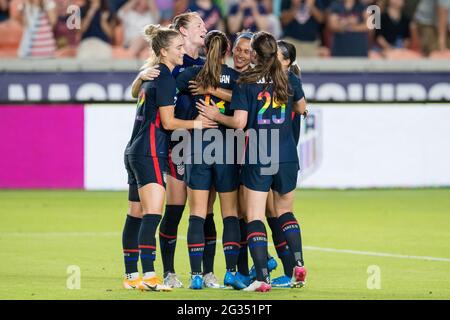 Houston, Texas, États-Unis. 13 juin 2021. Alex Morgan (13), un avant-projet des États-Unis, célèbre son but avec ses coéquipiers lors d'un match international de football entre la Jamaïque et les États-Unis au stade BBVA de Houston, au Texas. Les Etats-Unis ont remporté le match 4 à 0.Trask Smith/CSM/Alay Live News Banque D'Images