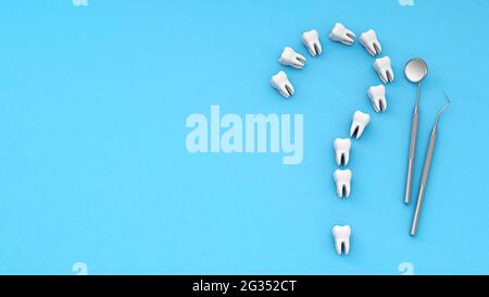 Dents sous forme de point d'interrogation. Concept de la façon de prendre soin des dents et des traiter. Dent avec miroir dentaire et crochet sur fond bleu. Copier l'espace pour le texte. rendu 3d. Banque D'Images