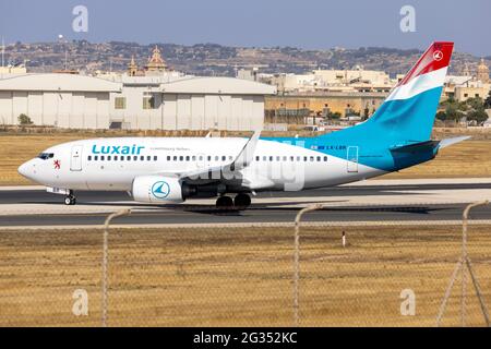 Luxair Boeing 737-7K2 (REG: LX-LBR) sur la voie de circulation Charlie pour entrer sur la piste 31. Banque D'Images