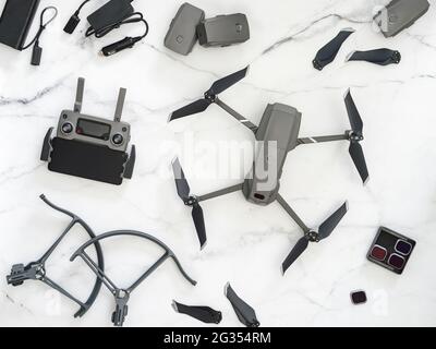 Jeu de drone pliable ou de quadcopter avec de nombreux accessoires, vue de dessus ou plat. Kit de drone pliant et équipement pour UAV sur fond de marbre blanc. Banque D'Images