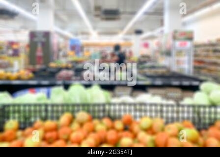 Shopping à l'intérieur du supermarché épicerie frais section, défoqué. Banque D'Images