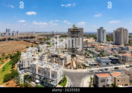 Villas modernes, maisons privées et bâtiments résidentiels sous ciel bleu dans un nouveau quartier de Kiryat Gat, Israël. Banque D'Images