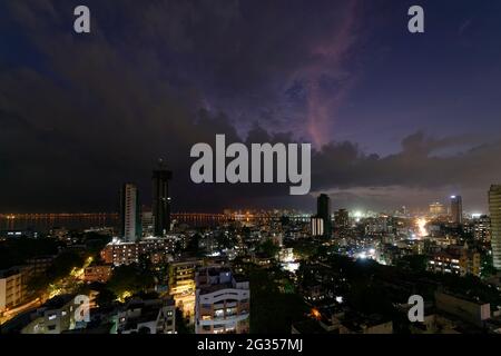 Mumbai Skyline en saison des pluies montrant les gratte-ciels et les vieux bâtiments dans un espace exigu, Mumbai, Maharashtra, Inde. Banque D'Images