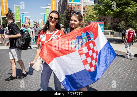 Stade Wembley, Londres, Royaume-Uni. 13 juin 2021. PHOTO: JEFF GILBERT 13 juin 2021 Stade Wembley, Londres, Royaume-Uni les fans de l'Angleterre devant le stade Wembley contre la Croatie Euro 2020 Match Credit: Jeff Gilbert/Alay Live News Banque D'Images