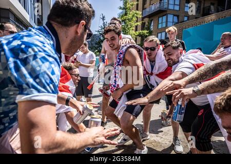 Stade Wembley, Londres, Royaume-Uni. 13 juin 2021. PHOTO: JEFF GILBERT 13 juin 2021 Stade Wembley, Londres, Royaume-Uni les fans de l'Angleterre devant le stade Wembley contre la Croatie Euro 2020 Match Credit: Jeff Gilbert/Alay Live News Banque D'Images