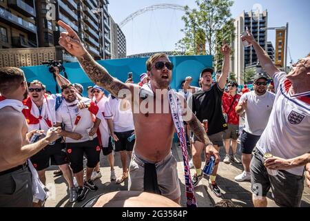 Stade Wembley, Londres, Royaume-Uni. 13 juin 2021. PHOTO: JEFF GILBERT 13 juin 2021 Stade Wembley, Londres, Royaume-Uni les fans de l'Angleterre devant le stade Wembley contre la Croatie Euro 2020 Match Credit: Jeff Gilbert/Alay Live News Banque D'Images