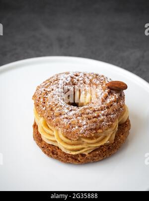 Un mini paris brest de praline Banque D'Images