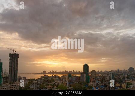 Mumbai Skyline en saison des pluies montrant les gratte-ciels et les vieux bâtiments dans un espace exigu, Mumbai, Maharashtra, Inde. Banque D'Images