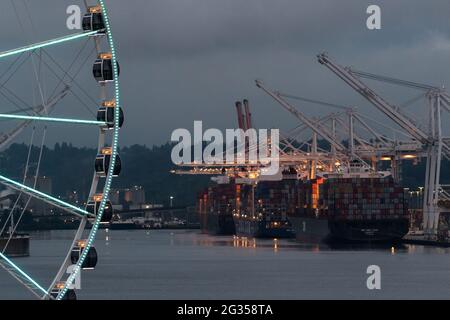 Seattle, États-Unis. 13 juin 2021. Tard dans la soirée, le navire de cargaison ZIM d'Israël a été ancré dans la baie Elliott au port de Seattle. Le ZIM San Diego devait se mettre à quai le 2 juin, mais il a été tenu dans la baie jusqu'au 12 juin. Les manifestants pro-palestiniens ont bloqué le ZIM San Diego de décharger sa cargaison alors que la violence à Gaza s'intensifie. Une manifestation similaire à Oakland a forcé un autre bateau ZIM à abandonner le déchargement plus tôt ce mois-ci. Crédit : James Anderson/Alay Live News Banque D'Images