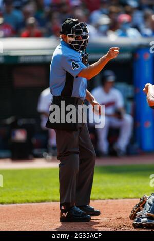 L'arbitre Chad Fairchild de la plaque d'accueil de la MLB signale une grève lors d'un match de saison régulière de la MLB entre les Cleveland Indians et les Seattle Mariners, samedi, Banque D'Images