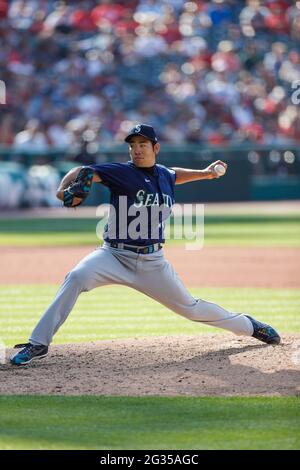 Le pichet des Seattle Mariners Yusei Kikuchi (18) lance la balle lors d'un match de la saison régulière de la MLB contre les Cleveland Indians, le samedi 12 juin 202 Banque D'Images