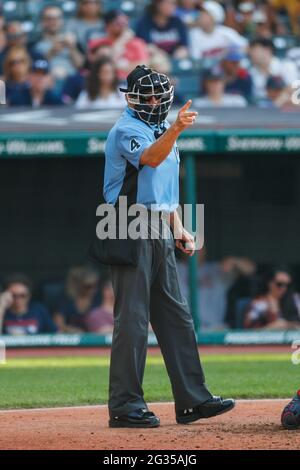 L'arbitre Chad Fairchild de la plaque d'accueil de la MLB signale une grève lors d'un match de saison régulière de la MLB entre les Cleveland Indians et les Seattle Mariners, samedi, Banque D'Images