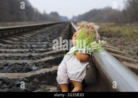 Dangers sur la voie ferrée. Jouet pour enfants sur les rails. Banque D'Images