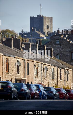 Le château de Clitheroe a garé des voitures devant des maisons en terrasses en pierre le long de Whalley Road, Ribble Valley dans Lancashire Banque D'Images