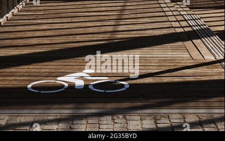 Panneau de passage à vélo sur le sol avec ombre Banque D'Images