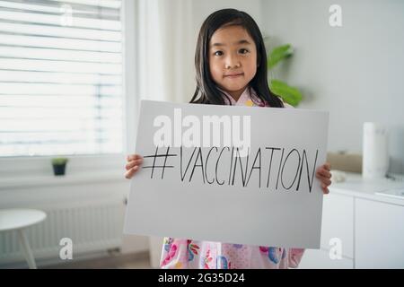 Portrait du petit enfant japonais, du coronavirus, du covid-19 et du concept de campagne de vaccination. Banque D'Images