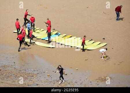 Saltburn-by-the-Sea, station balnéaire de Redcar et Cleveland, North Yorkshire, Angleterre. Cours de surf en mer du Nord Banque D'Images