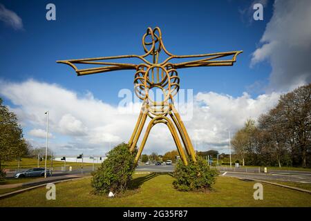 LA GRANDE STRUCTURE TUBULAIRE EN ACIER MARQUE L'ENTRÉE DU VILLAGE DE BUCKSHAW. SOUVENT APPELÉ « HOMME VERT DE BUCKSHAW » Banque D'Images