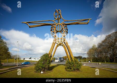 LA GRANDE STRUCTURE TUBULAIRE EN ACIER MARQUE L'ENTRÉE DU VILLAGE DE BUCKSHAW. SOUVENT APPELÉ « HOMME VERT DE BUCKSHAW » Banque D'Images